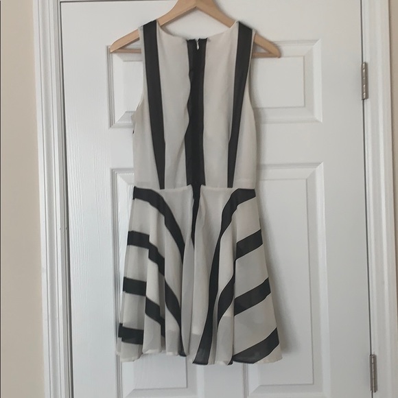 Black and off white dress with keyhole in front - Picture 3 of 5